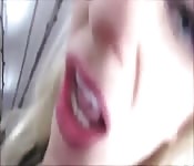 Une blonde chevauche son fils