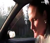 Gros seins en voiture