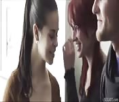 Trois belles filles qui ont besoin d'une bite dure