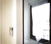 Une femme excitée suce et baise
