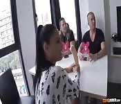 Salope espagnole sexy baisée par deux mecs