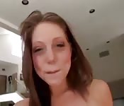 Une mini salope sur sa queue