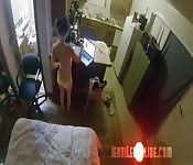 Baiser dur une brune