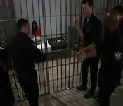 Une belle détenue s'offre un gangbang anal