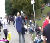 Sucer des bites à la fête de la bière d'Oktoberfest