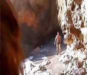 Homme des cavernes se tape la journaliste