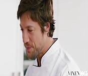 Elsa Jean goûte la bite du chef