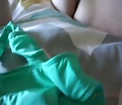 Une petite coquine à genoux