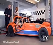 Plan à trois avec une fille aux pieds sexy