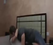 Une jeune qui jouit et se fait baiser