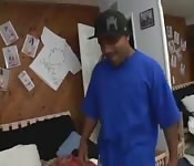 Une jeune salope se prend une grosse bite