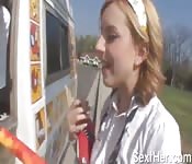 Une ado cool n'aime que les bites longues