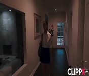 Une jeune qui fait une vidéo interraciale